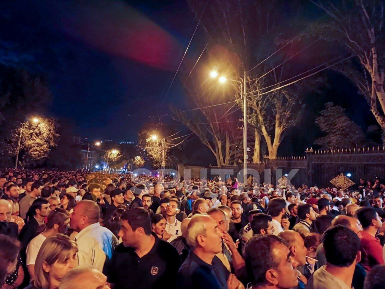 В Єревані почалися протести через можливе підписання "мирного договору" Вірменії з Азербайджаном. Відео