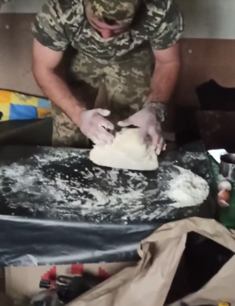 "Непереможна нація!" Відео, як українські воїни ліплять вареники на фронті, розчулило мережу