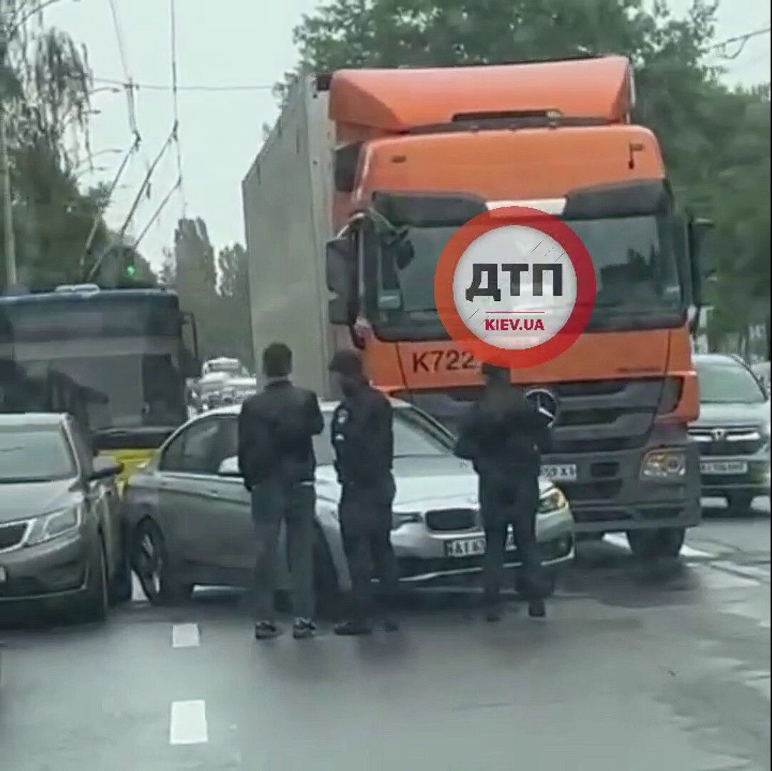 У Києві сталась аварія за участю двох легковиків та вантажівки. Відео
