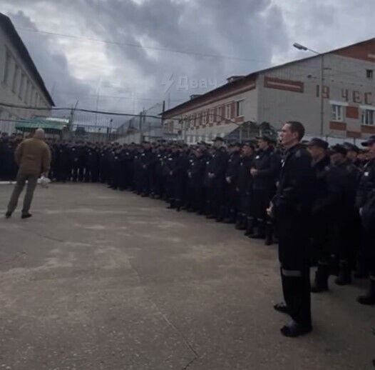 Обещают помилование через полгода: появилось видео, как владелец ЧВК "Вагнера" вербует узников российских колоний на войну