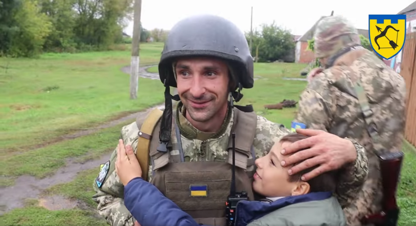 Окупанти катували батька і знущалися з братів: боєць Харківської тероборони повернувся у звільнене село.  Відео