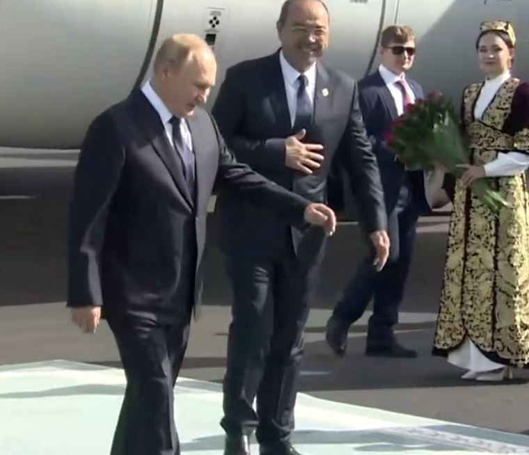 Путин прибыл на саммит в Узбекистане и вызвал много вопросов: в сети заметили "нюансы". Видео