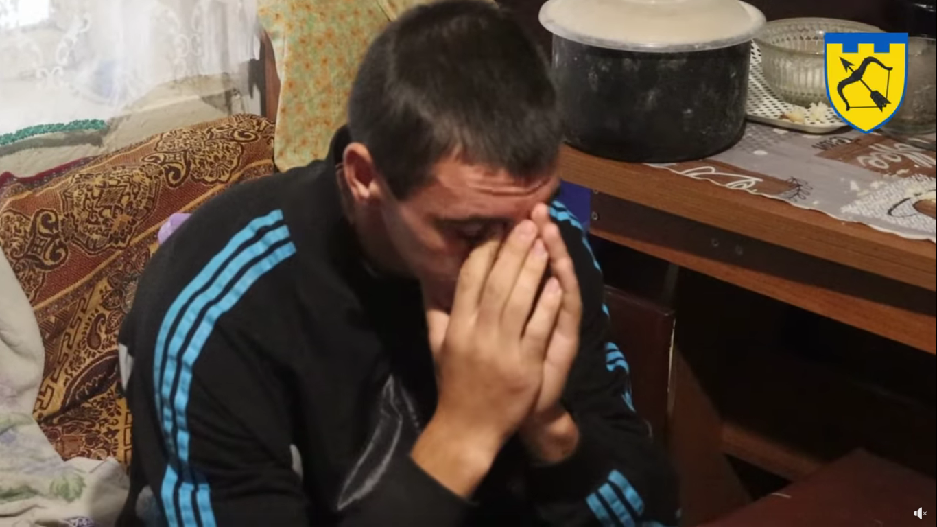 Окупанти катували батька і знущалися з братів: боєць Харківської тероборони повернувся у звільнене село.  Відео
