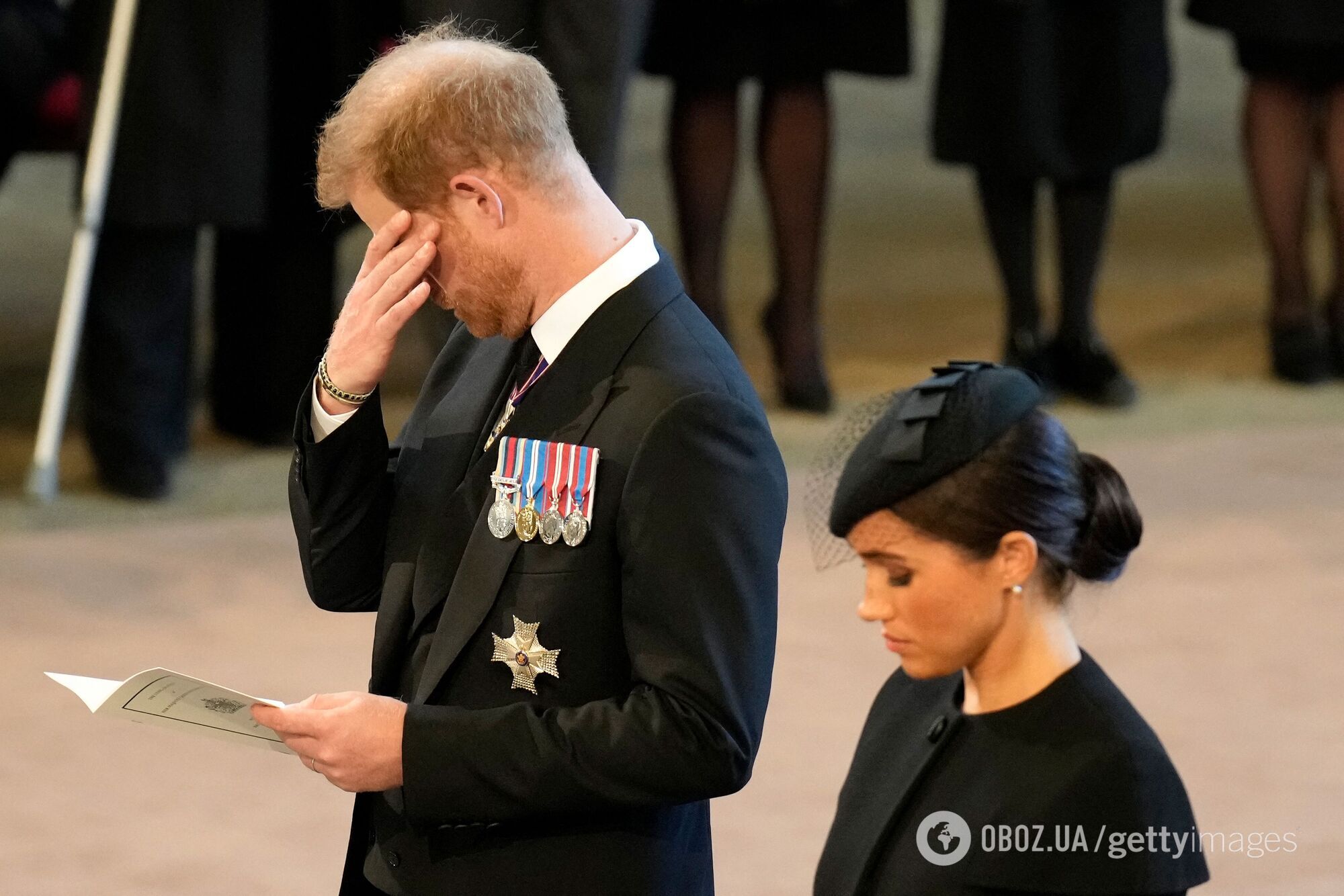 Мужчины тоже плачут. Чарльз ІІІ и принц Гарри не сдержали эмоций во время траурной процессии с гробом королевы