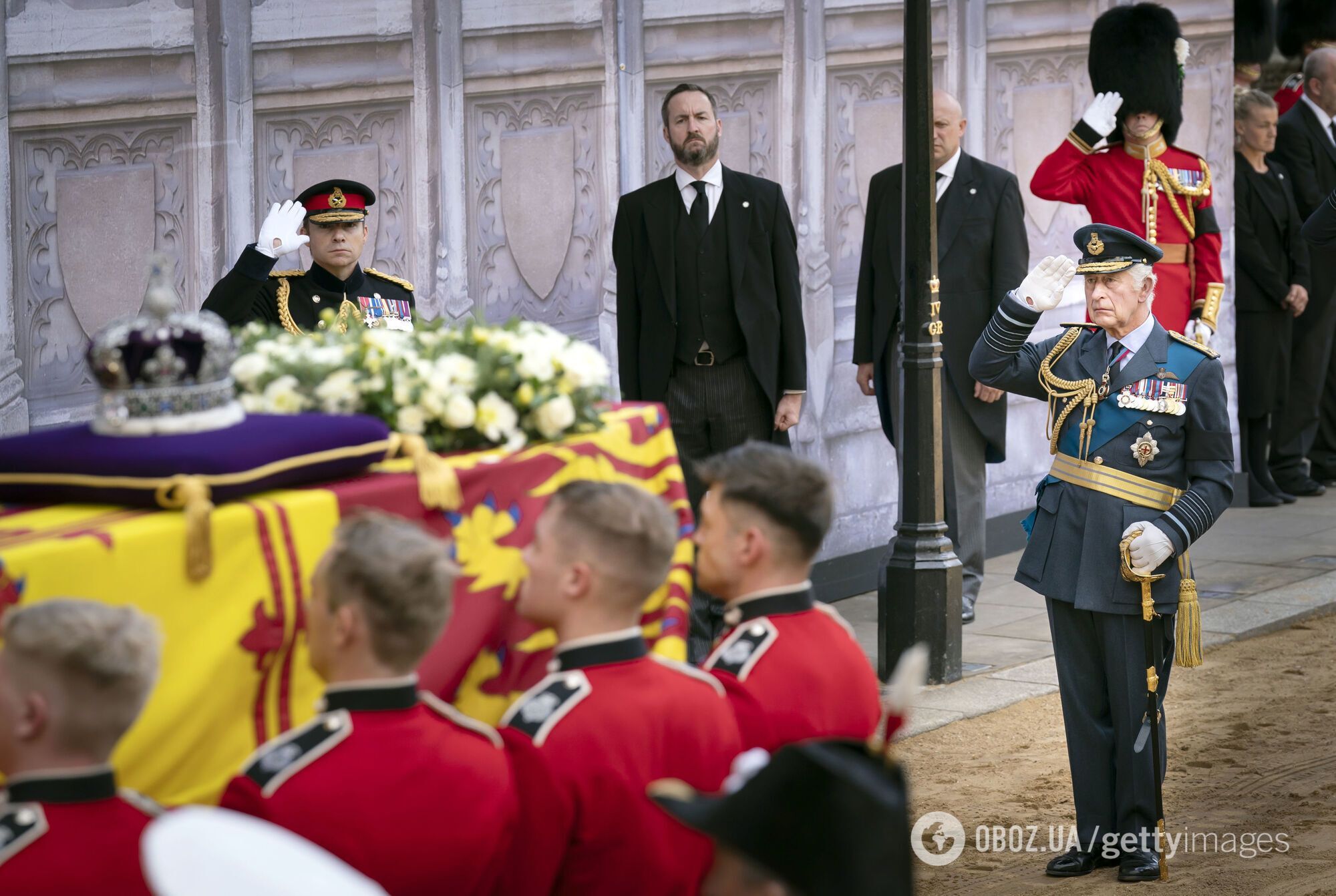 Мужчины тоже плачут. Чарльз ІІІ и принц Гарри не сдержали эмоций во время траурной процессии с гробом королевы