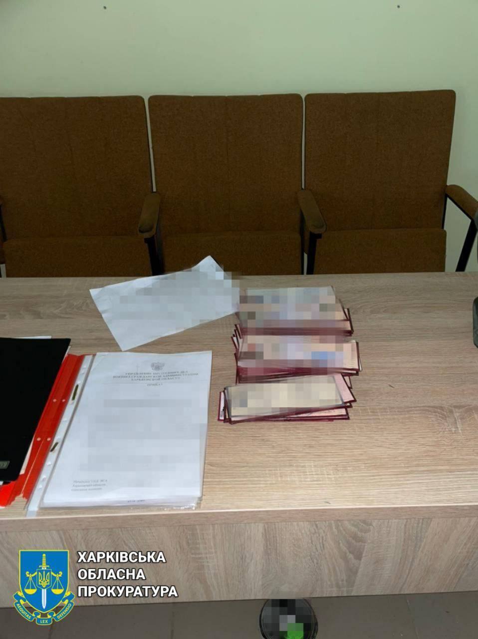 Прокуроры изъяли доказательства функционирования оккупационной полиции в Изюме. Фото