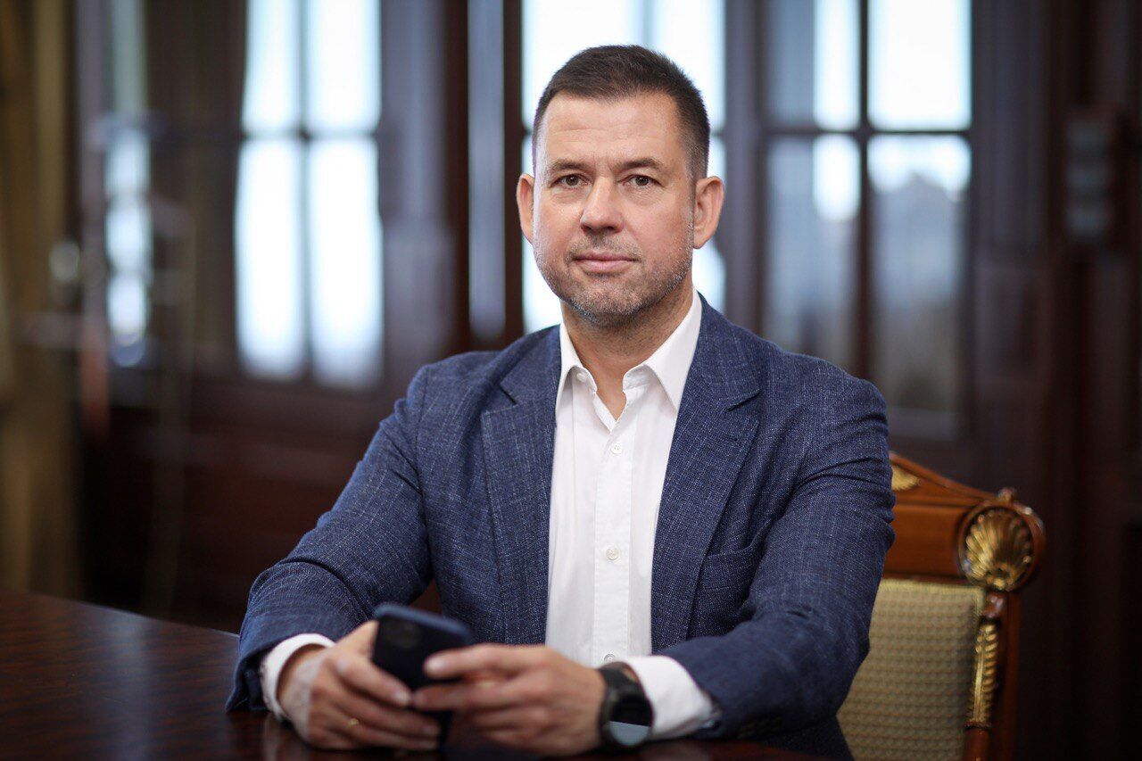 Я не украинец, но стал украинцем по духу, – акционер VS Energy Виллис Дамбинс передал ВСУ 5 внедорожников