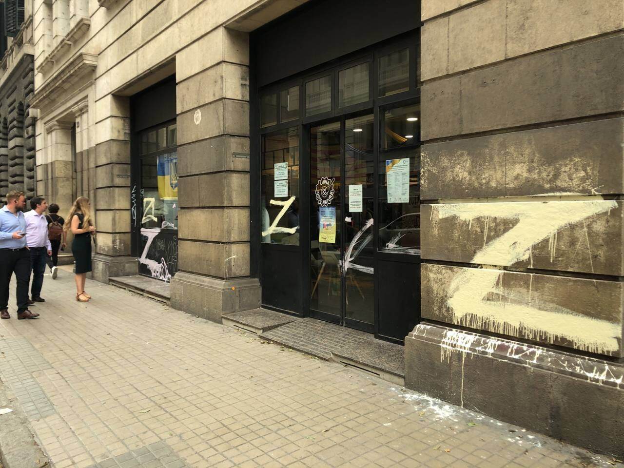 В Іспанії центр допомоги біженцям з України вандали розписали символами агресії РФ. Фото і відео 