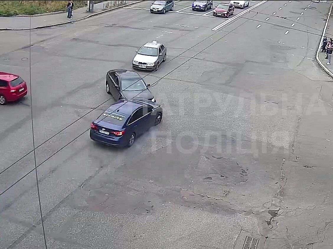 В Киеве столкнулись две легковушки: одна из машин затем протаранила столб и рекламный щит. Видео