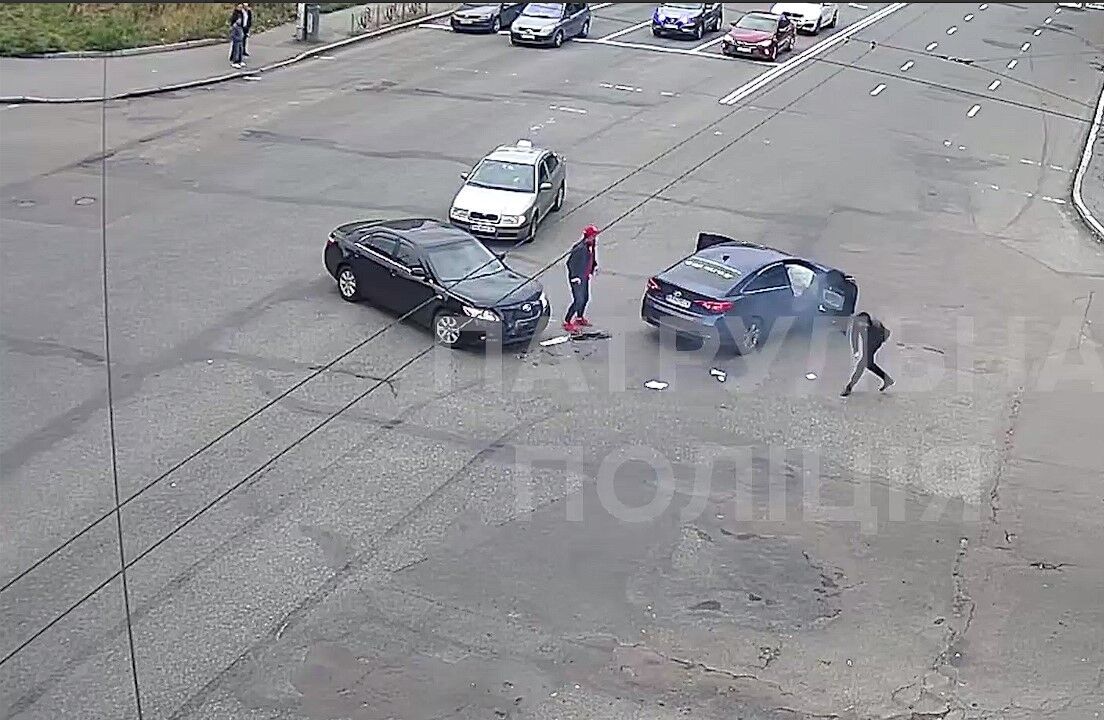 В Киеве столкнулись две легковушки: одна из машин затем протаранила столб и рекламный щит. Видео