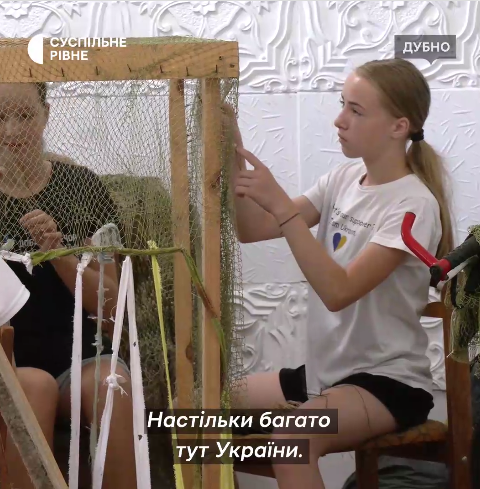''Побачила, як татові складно'': 12-річна донька захисника України плете маскувальні сітки для ЗСУ. Відео 