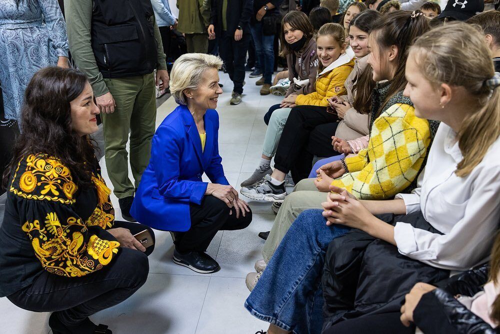 Олена Зеленська в широких джинсах та Урсула фон дер Ляєн у синьо-жовтому вбранні захопили мережу. Фото