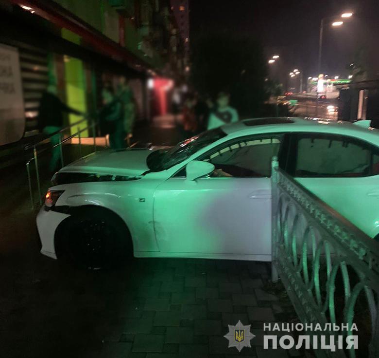 В Киеве Lexus протаранил легковушку, а затем сбил двух пешеходов. Фото