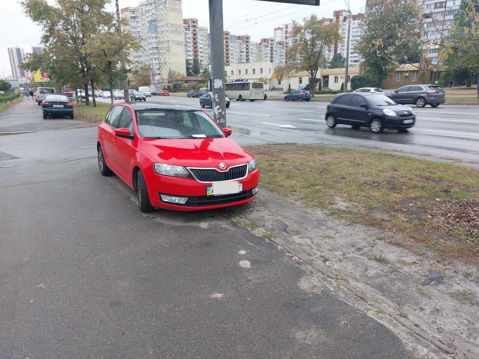 У Києві почали попереджати водіїв, які паркуються на газонах: яка відповідальність. Фото