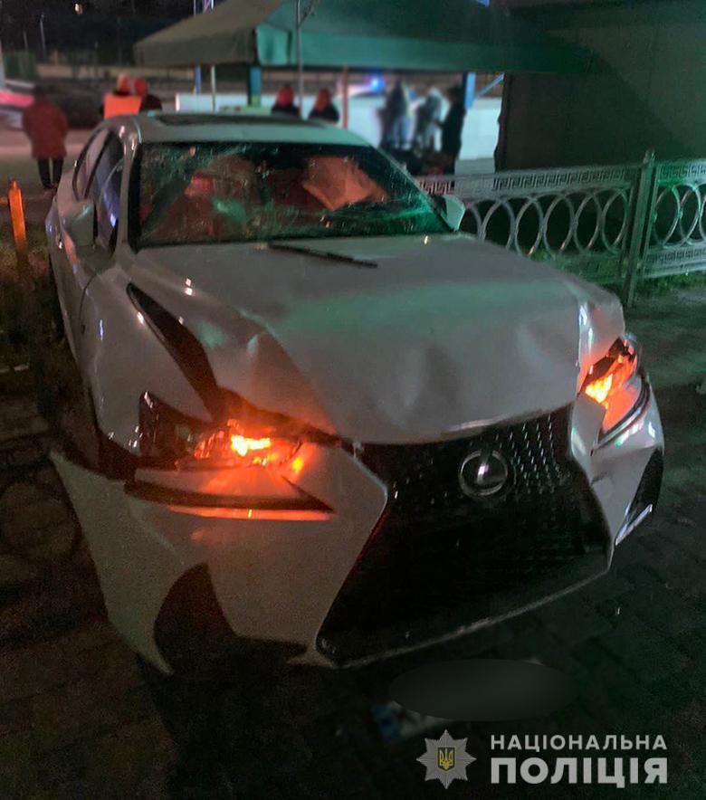У Києві Lexus протаранив легковик, а потім збив двох пішоходів. Фото