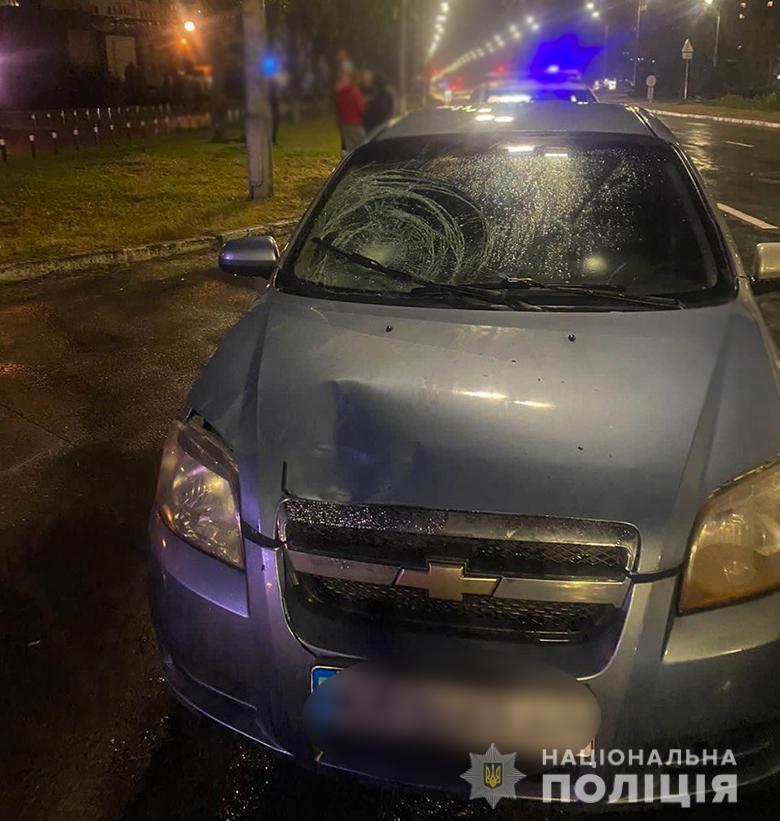В Киеве пьяный водитель сбил на переходе несовершеннолетнюю и скрылся с места ДТП. Фото