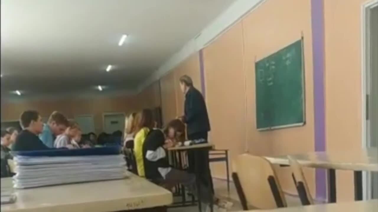 В оккупированном Мариуполе дети вынуждены учиться в коридорах: пропагандисты РФ говорят об "улучшениях". Видео