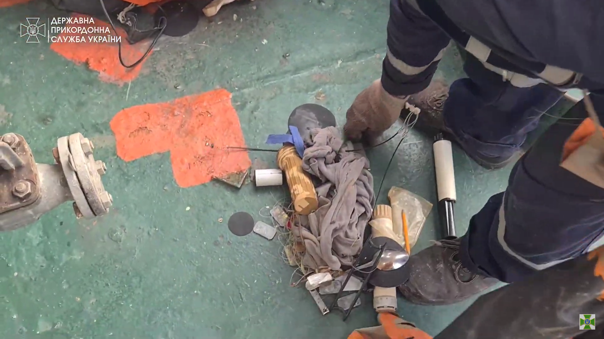 В море нашли дырявый плот с вещами моряков с крейсера "Москва": в ГПСУ потроллили захватчиков. Видео