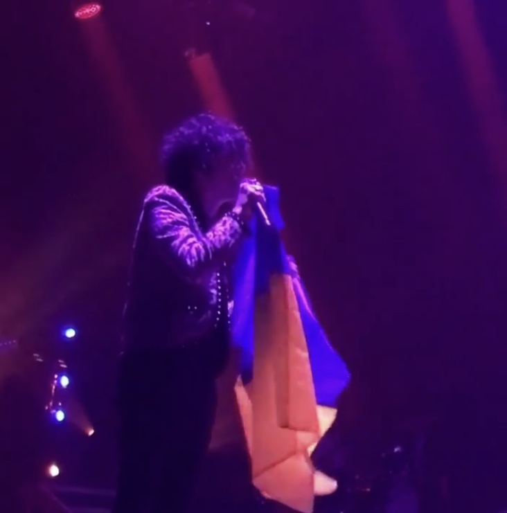 "Я люблю тебе, відважна Україно!" Співачка LP на концерті у Варшаві підняла синьо-жовтий прапор