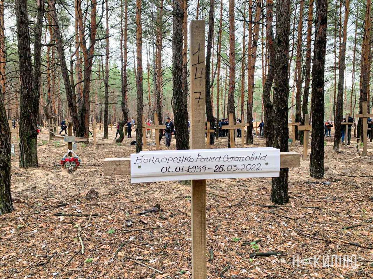 Эксгумация тел жертв российской оккупации в освобожденном Изюме
