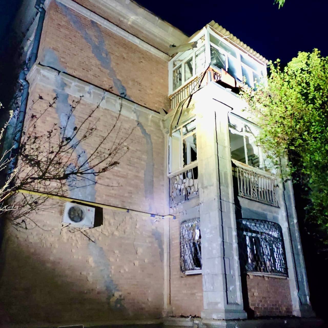 Оккупанты устроили массированный обстрел Никополя, повреждены многоэтажки и детсад: есть раненая. Фото