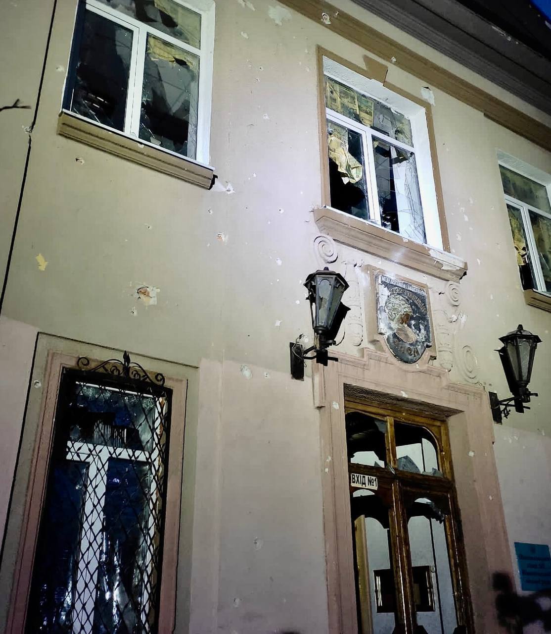 Оккупанты устроили массированный обстрел Никополя, повреждены многоэтажки и детсад: есть раненая. Фото