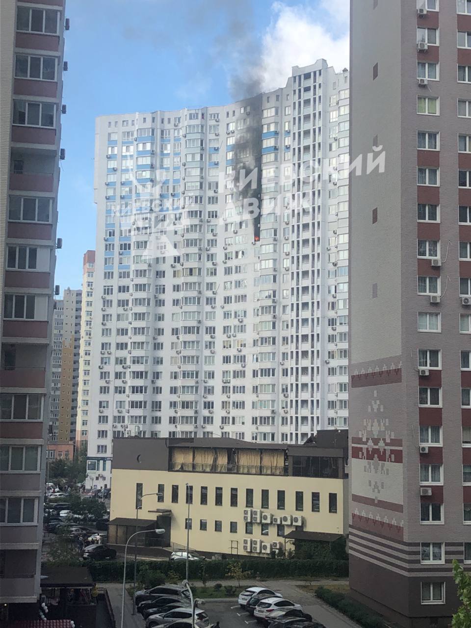 У Києві на Осокорках сталась пожежа на 17-му поверсі багатоповерхівки. Фото та відео
