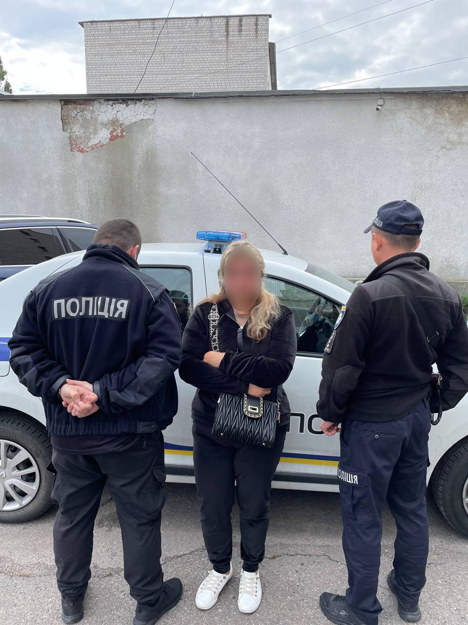 На Киевщине задержали злоумышленников, которые обманули волонтерку при продаже авто для ВСУ. Фото и видео