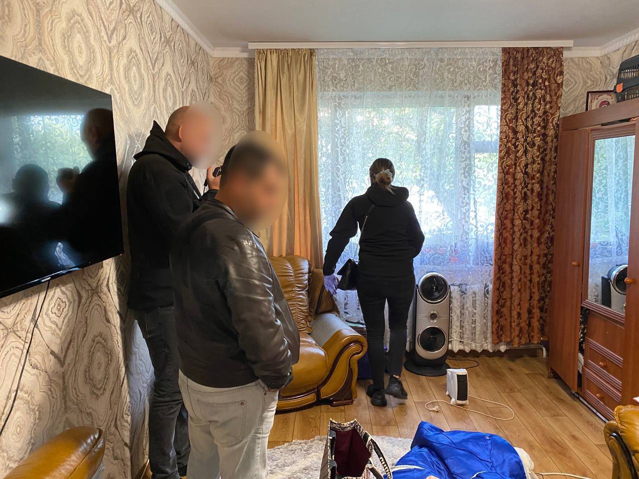 На Київщині затримали зловмисників, які ошукали волонтерку при продажі авто для ЗСУ. Фото і відео