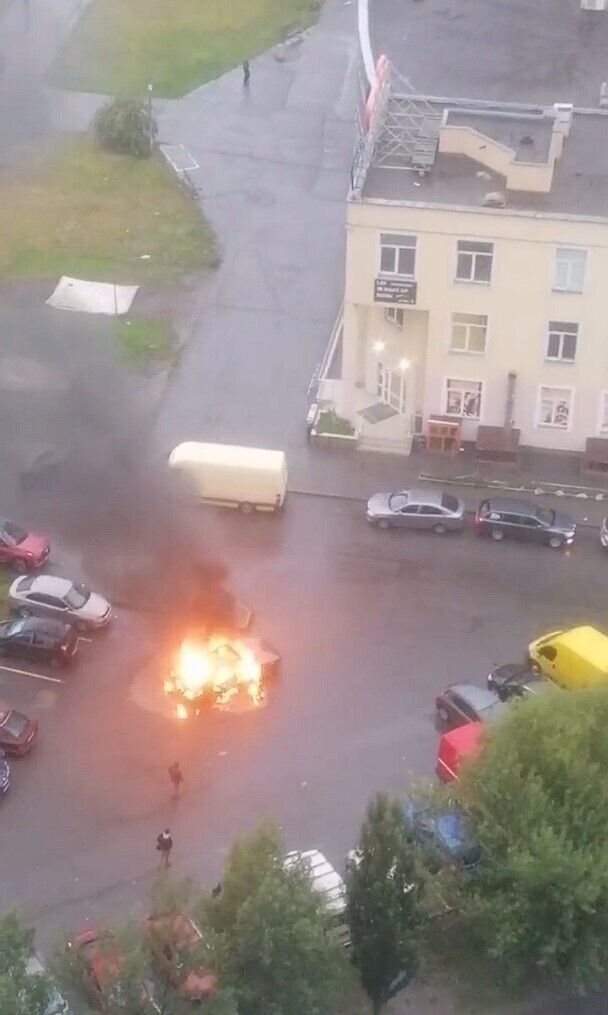 У Києві на Троєщині під час руху загорівся автомобіль. Фото і відео