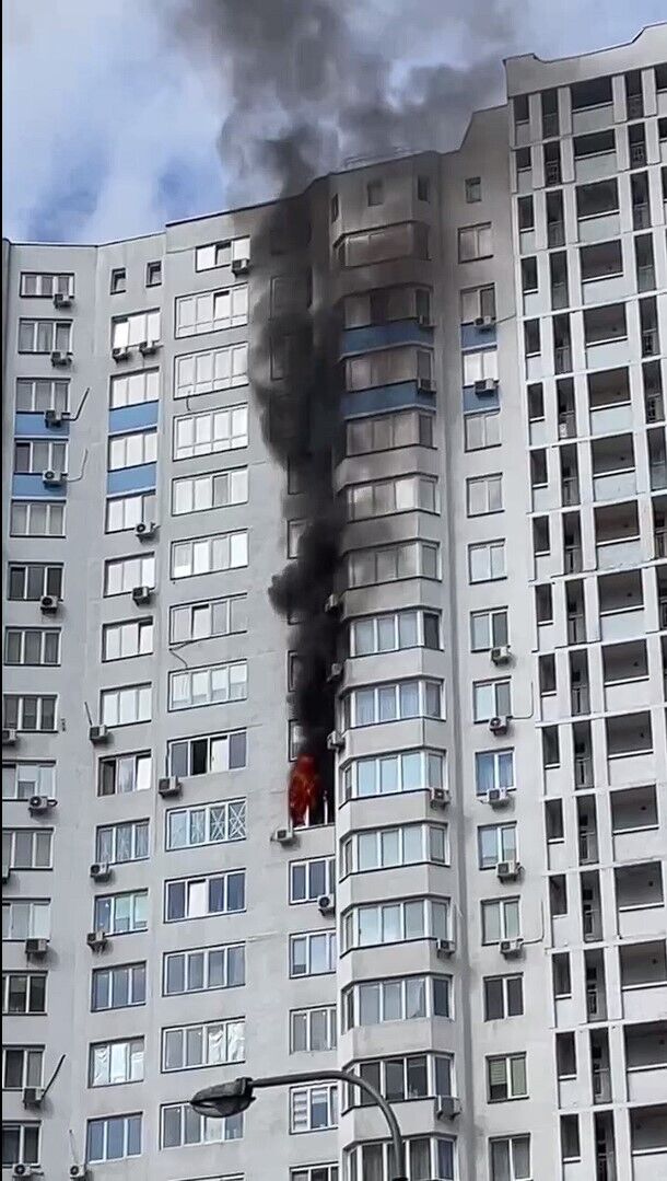 У Києві на Осокорках сталась пожежа на 17-му поверсі багатоповерхівки. Фото та відео