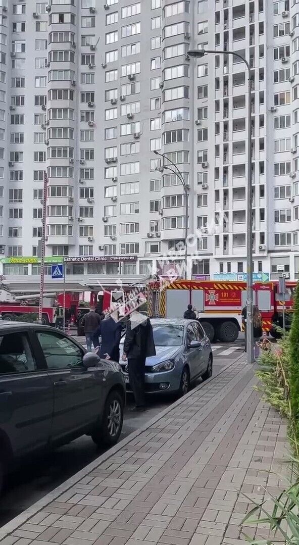 В Киеве на Осокорках произошел пожар на 17-м этаже многоэтажки. Фото и видео