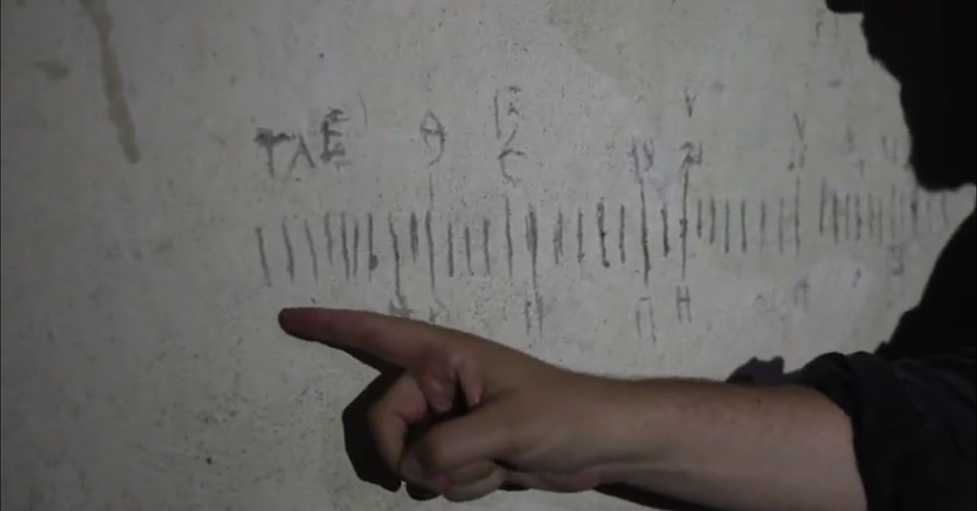 Журналист Bild показал видео из комнаты пыток в Изюме: людей пытали током и душили противогазом