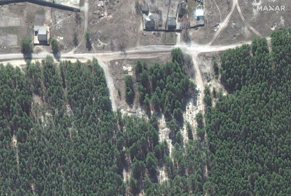 Опубліковано супутникові знімки масового поховання у лісі Ізюма. Фото