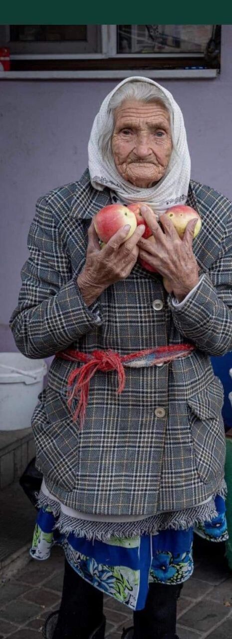 Пережила Вторую мировую: сеть тронули фото 92-летней украинки, угощавшей яблоками воинов ВСУ. Фото
