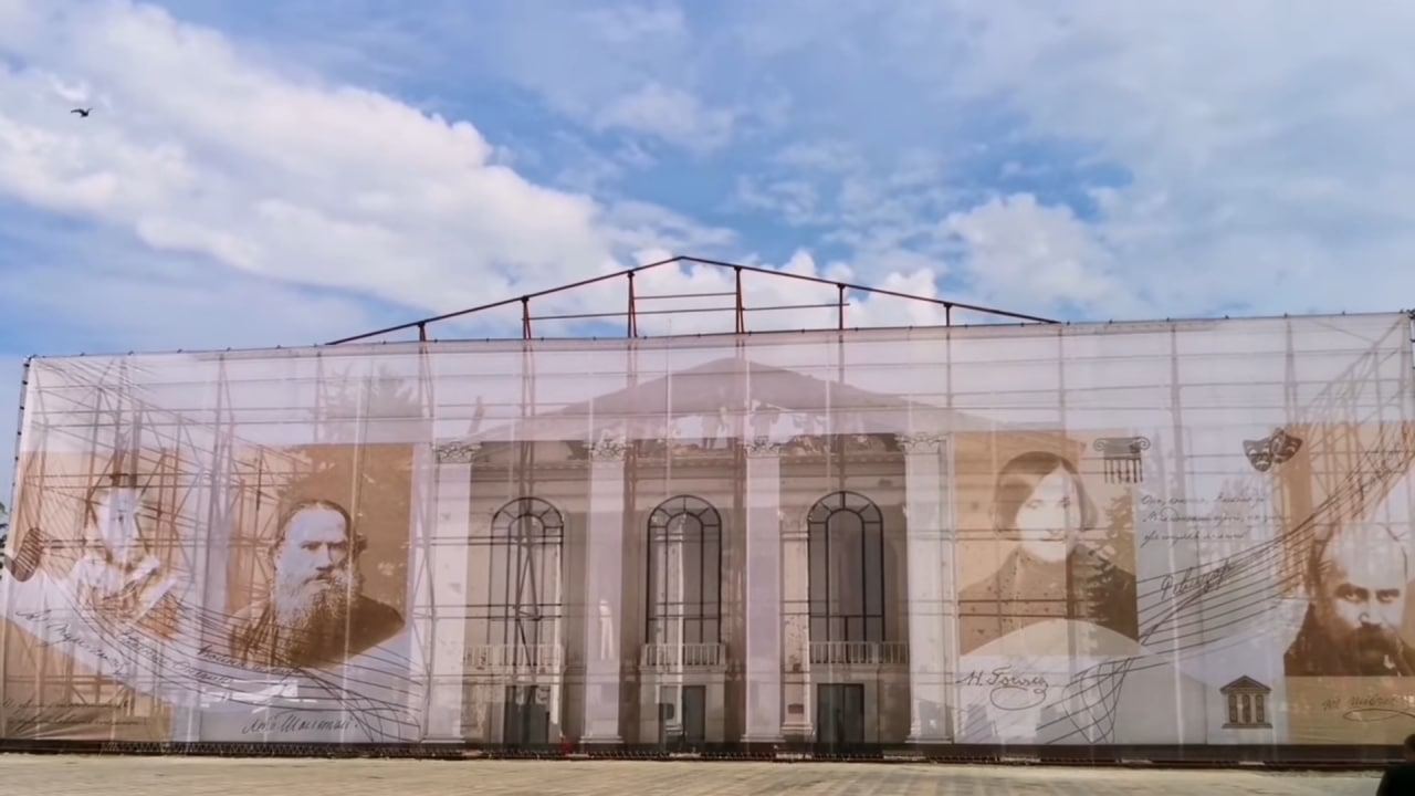 В Мариуполе оккупанты огородили Драмтеатр строительными конструкциями с портретами Шевченко и Гоголя. Фото