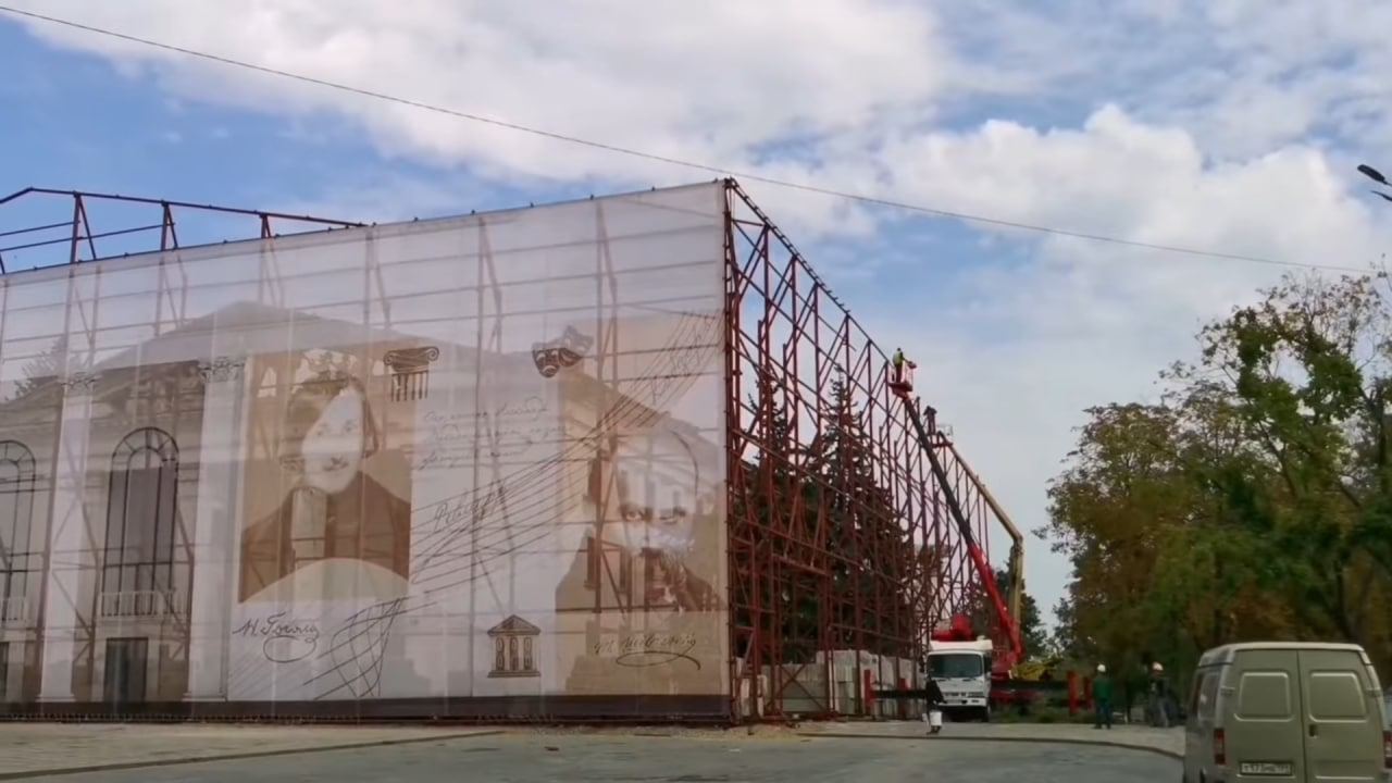 В Мариуполе оккупанты огородили Драмтеатр строительными конструкциями с портретами Шевченко и Гоголя. Фото