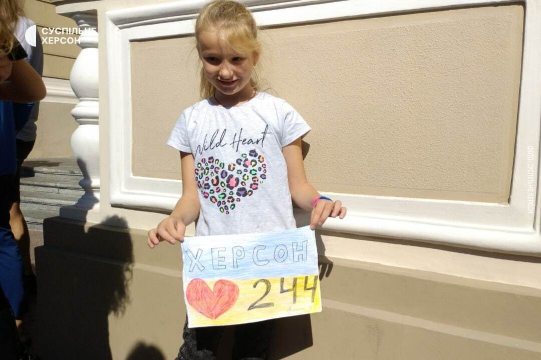 Маленькая украинка с плакатом