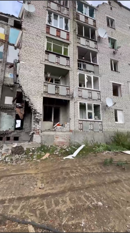 ''Це геноцид'': омбудсмен показав зруйнований російським авіаударом будинок в Ізюмі, де загинули 54 людини. Відео