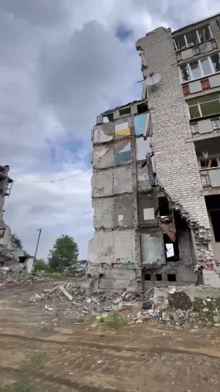 "Це геноцид": омбудсмен показав зруйнований російським авіаударом будинок в Ізюмі, де загинули 54 людини. Відео