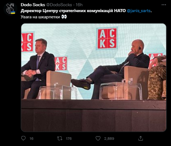 Українці в захваті від шкарпеток директора Центру стратегічних комунікацій НАТО із написом ''Топчу русню''