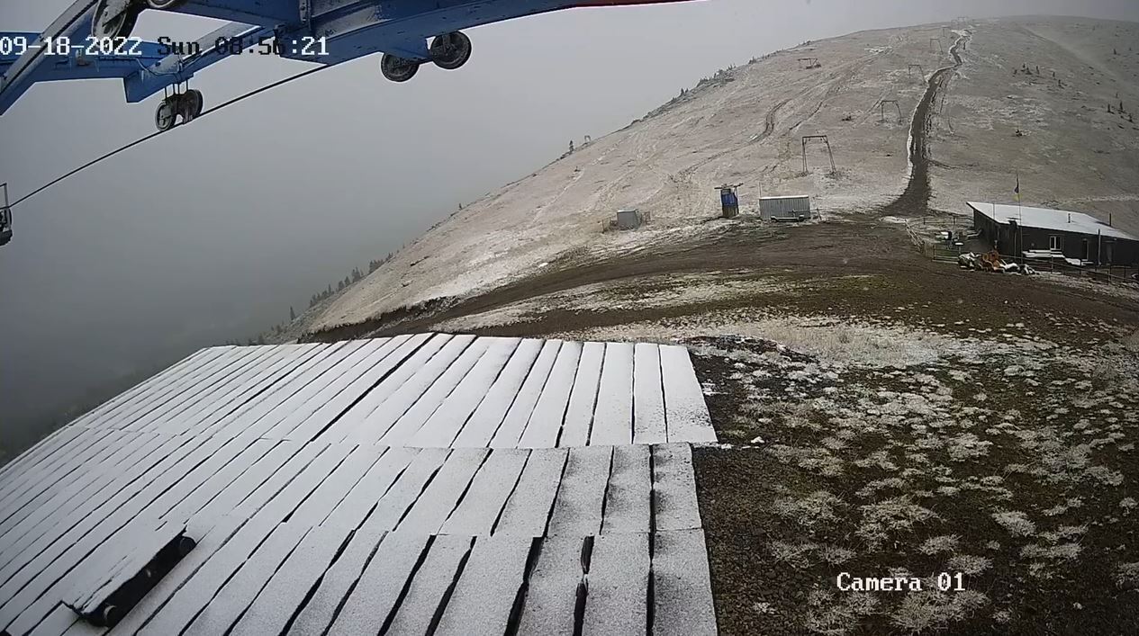 У Карпатах ударив мороз і пішов перший сніг. Фото і відео