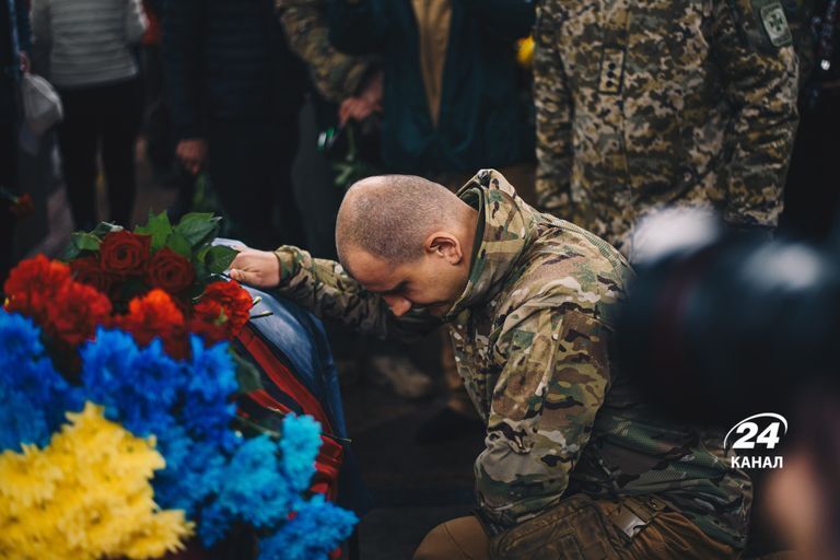 В Киеве попрощались с защитником Романом "Яшкой" Косенко, еще в марте погибшим в Изюме. Фото