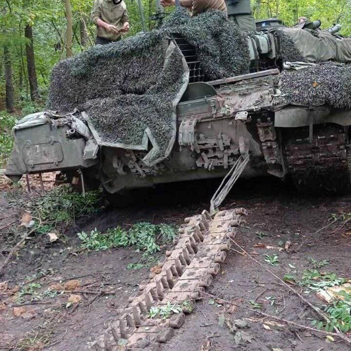 Украинские бойцы захватили лучший танк армии РФ: трофейный Т-90М "Прорыв" с комплексом "Накидка" будет служить в ВСУ. Фото