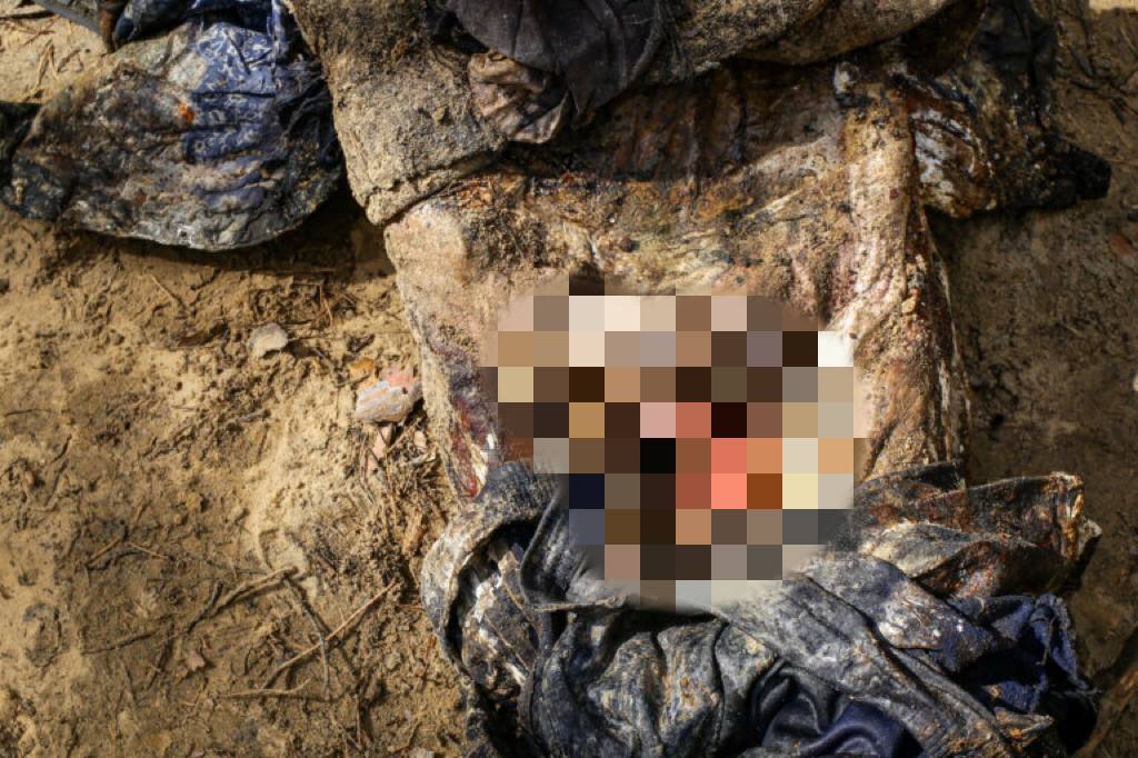 В одной из могил в Изюме обнаружили тело мужчины, которому оккупанты отрезали половые органы