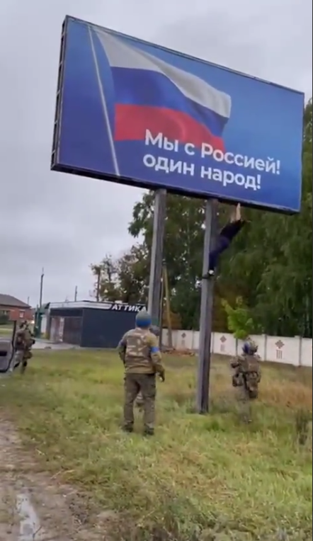 У звільненому Вовчанську місцеві жителі голими руками зривають російські плакати про "один народ". Відео  