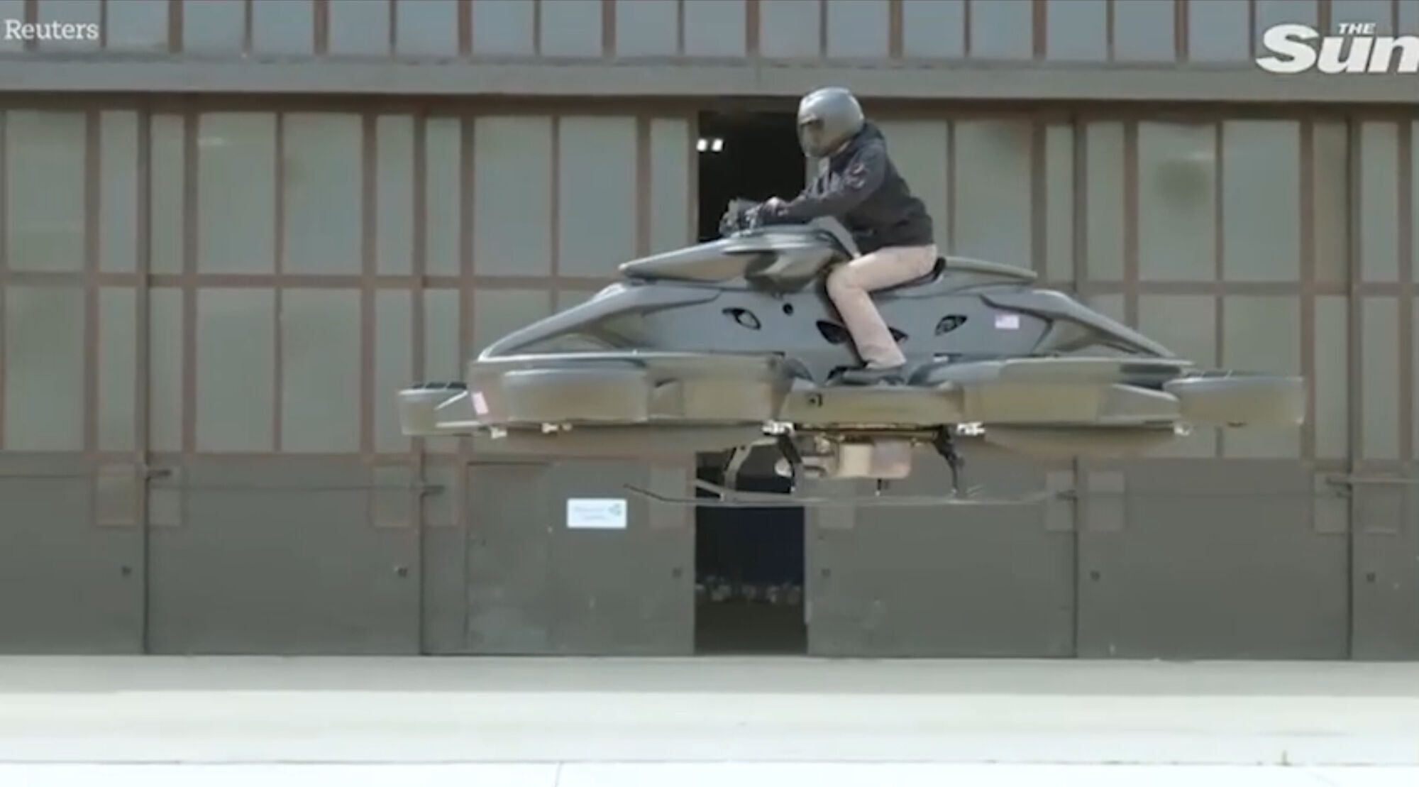 На автосалоне в Детройте представили первый в мире летающий мотоцикл: ховербайк развивает скорость до 100 км/ч. Видео