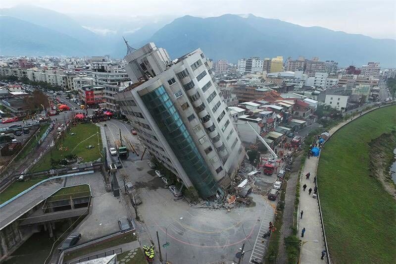 На Тайване из-за землетрясения в спортзале на детей упала крыша. Момент попал на видео