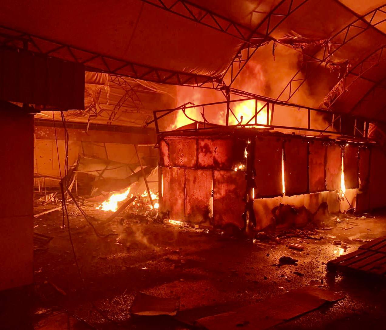 Пожар в результате обстрела Никополя армией РФ