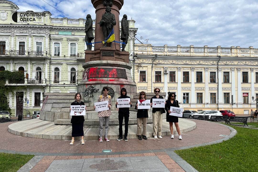 ''Знести'': в Одесі влаштували акцію за демонтаж пам’ятника Катерині ІІ. Фото і відео 